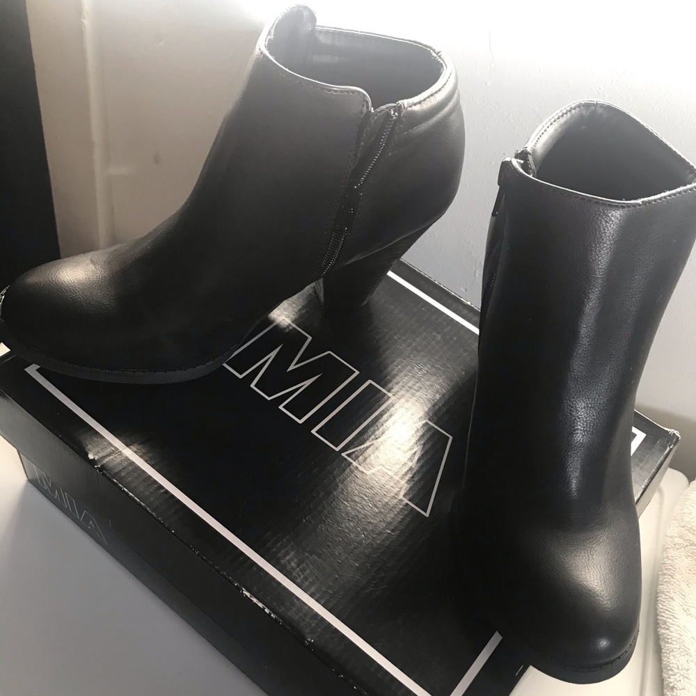 Mia Luce black ankle booties size 8.5  never worn